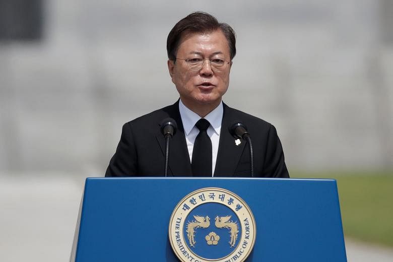 Featured Post Image - Presiden Korea Selatan Moon Jae-in dikecam karena mengirim karangan bunga ke pemakaman keluarga pelanggar seks