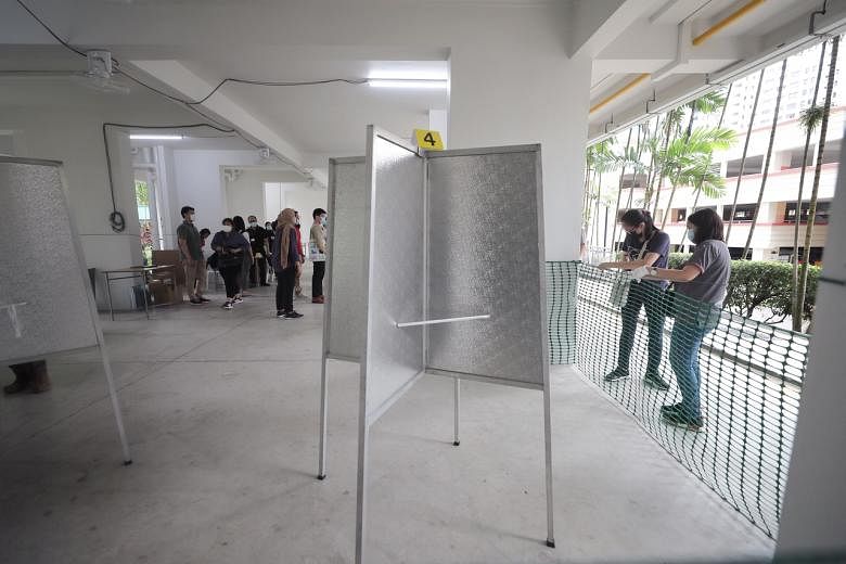 Featured Post Image - Singapura GE2020: Pegawai negeri mendirikan tempat pemungutan suara pada Hari Pendinginan untuk pemungutan suara 10 Juli