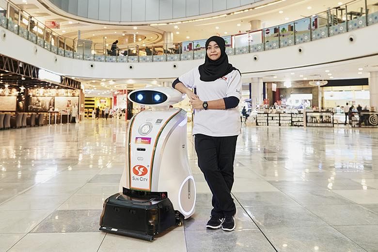 Featured Post Image - Temui ibu lima anak yang menjaga kami tetap aman selama pandemi – dan robotnya yang ‘imut’