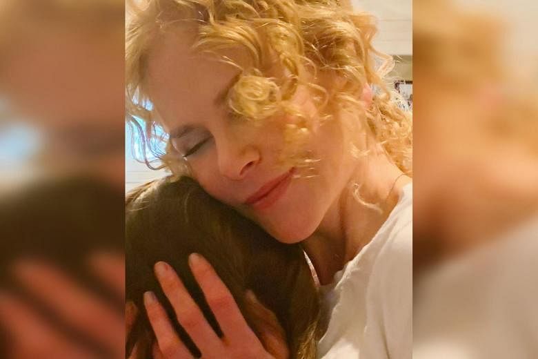 Featured Post Image - Nicole Kidman memposting foto Instagram langka tentang dia memberi putrinya pelukan ulang tahun
