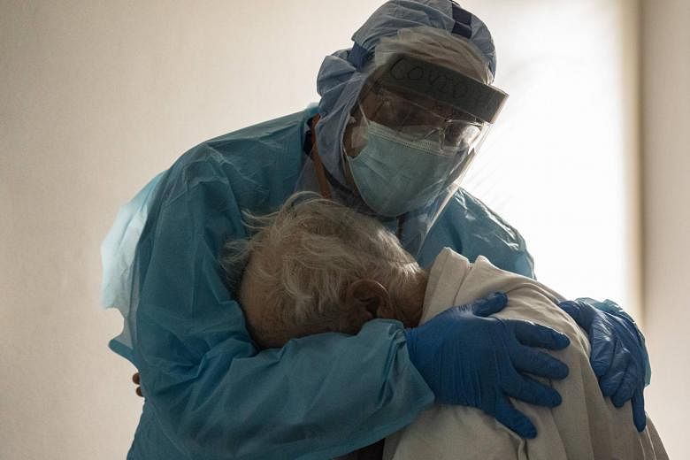 Featured Post Image - Foto dokter Texas menghibur pasien Covid-19 lansia menjadi viral