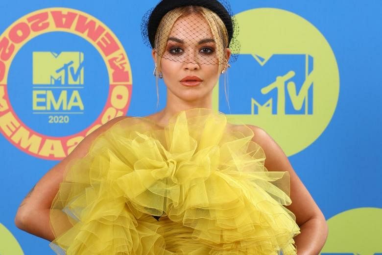 Featured Post Image - Penyanyi Inggris Rita Ora meminta maaf karena melanggar aturan penguncian Covid-19 dengan pesta ulang tahun
