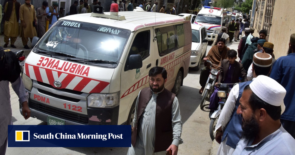 Featured Post Image - Polisi Pakistan mencari orang-orang bersenjata yang menculik penumpang bus dan menewaskan 10 orang